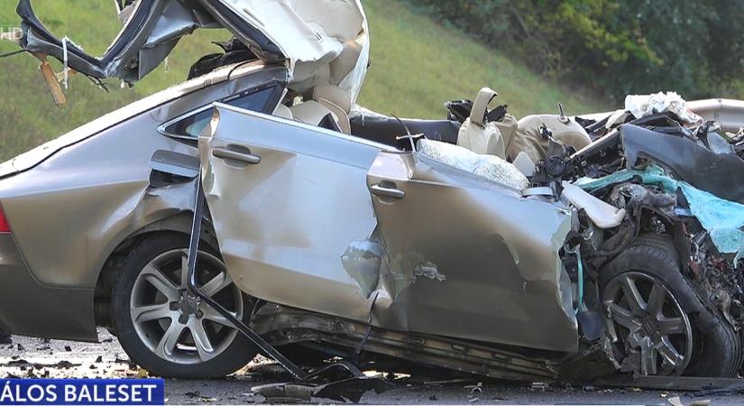 Elaludhatott a sofőr az M5-ös autópályán, összeütközött egy kamionnal, meghalt
