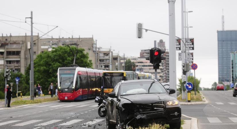 Ezt tudnod kell, ha útnak indulsz, autóval ütközött a villamos Budapesten, küzdenek a tűzoltók