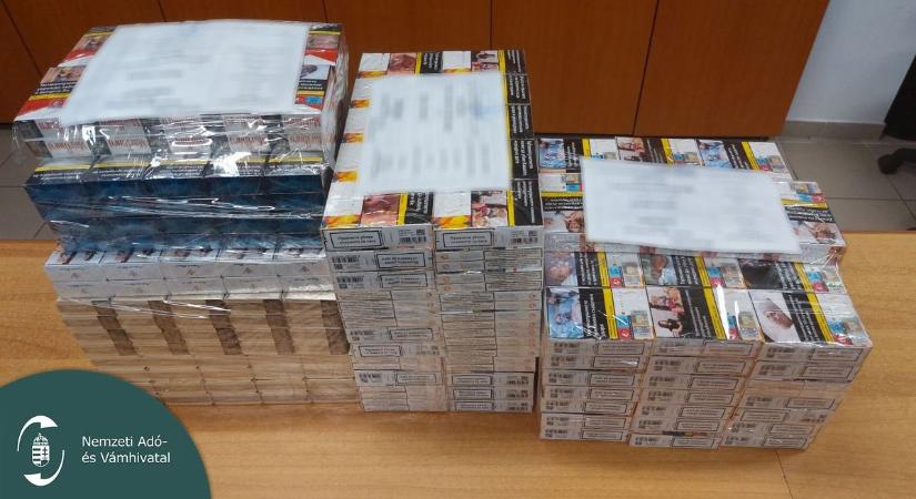 Ruhák közé rejtettek több száz doboz füstölnivalót