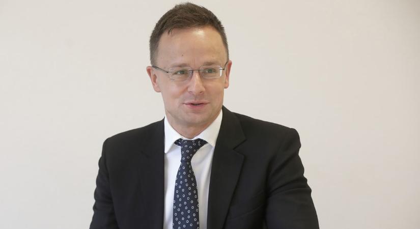 Szijjártó Péter: Brüsszel szerint aki nem akar fegyvert szállítani Ukrajnának, az Moszkva kémje