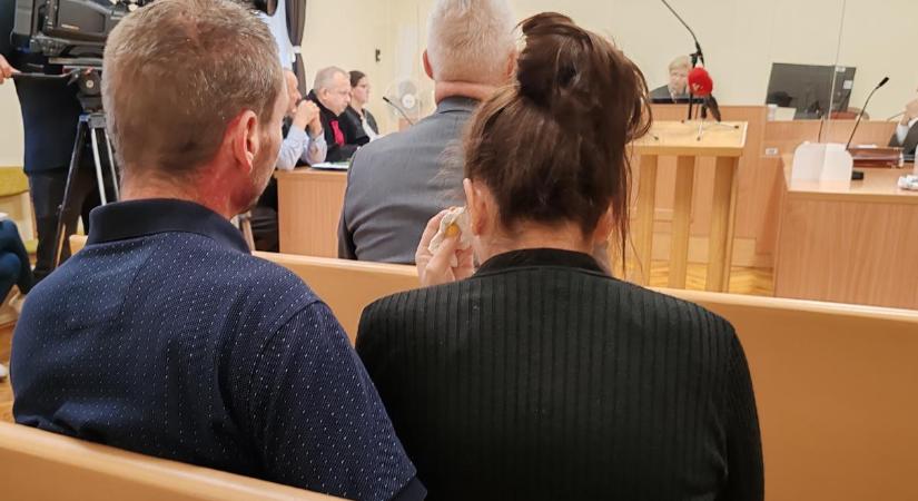 Dráma a bíróságon, néhány mondat után összeomlott a forró buszban felejtett 4 éves kislány édesanyja