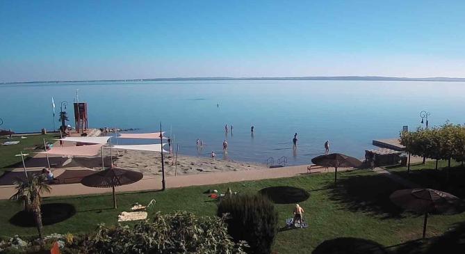 A bátrabbak még megmártóznak a 20 fokos Balatonban