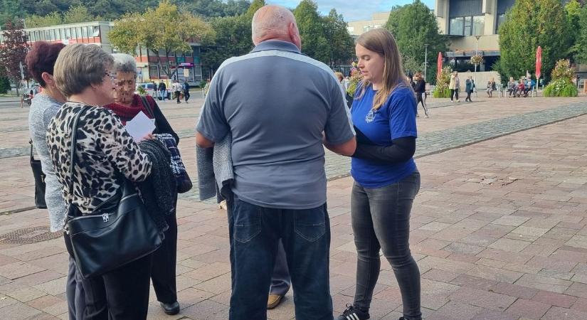 Fontos tanácsokkal látták el a rendőrök a nógrádi nyugdíjasokat az idősek világnapján