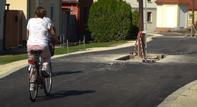 „Mindenki idejár szelfizni” – megnéztük a körbeaszfaltozott villanyoszlopokat