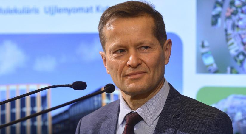 Nagy a tülekedés a Krausz Ferencnek gratuláló politikusok között