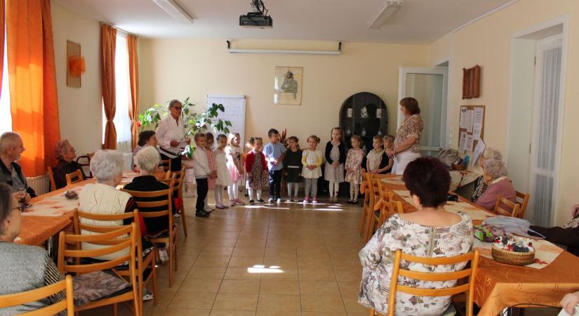 Az időseket köszöntötték az óvodások Kecskeméten– galériával