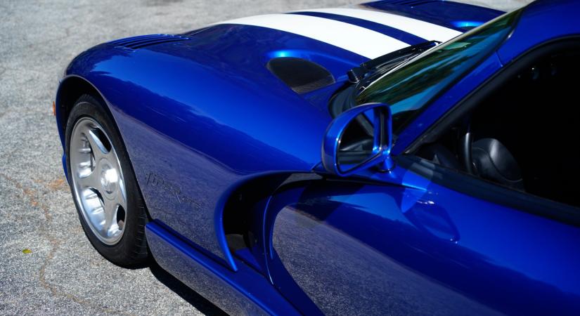 Tökéletes poszterautó ez a Dodge Viper GTS
