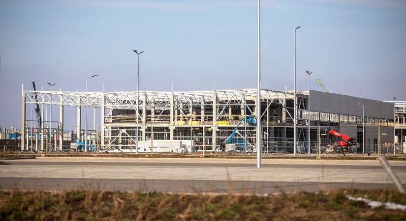 Még el sem indult a termelés a debreceni BMW-gyárban, de már közel 1000 dolgozója és tanulója van a cégnek