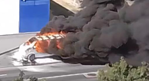 Videó: Hatalmas fekete füsttel lángolt egy autó a Szentendrei úton