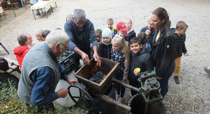 A gyerekek is élvezték a bánki reformátusok szüreti mulatságát