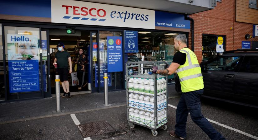 Egyre nagyobb bajban a Tesco, már barikádokkal védik a pénztárosaikat