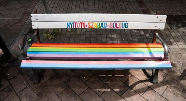 Rabosították a Mi Hazánk fővárosi elnökét, amiért átfestette a ferencvárosi LMBTQ-padot