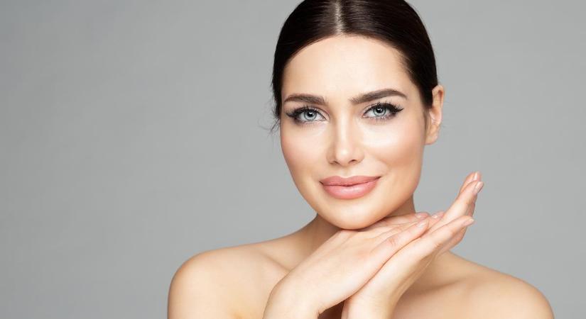 A TikTok „Puffy Lips” trendje azonnal természetesen telt ajkakat kölcsönöz