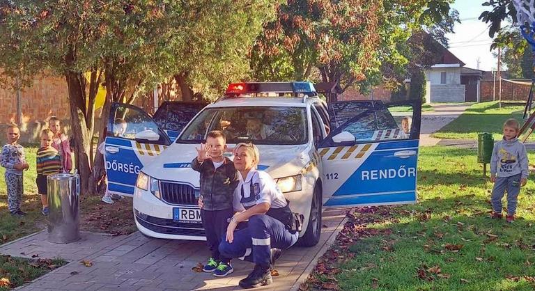 Teljesült egy magyar kisfiú születésnapi kívánsága: rendőrautóval mehetett az oviba