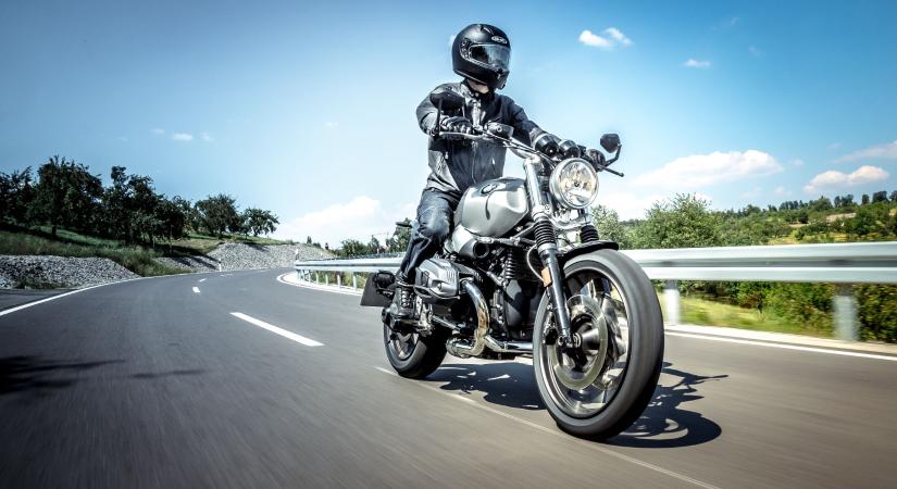 Kisteherautó és motoros ütközött az M5-ösön, egy sávon halad a forgalom