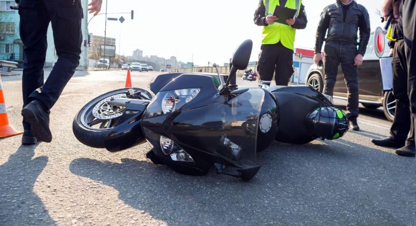Motoros ütközött egy autóval - kiderült melyikük az erősebb