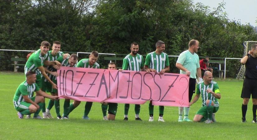Egy molinót feszített ki a szentimrei csapat, majd egy játékos elindult a nézőtér felé