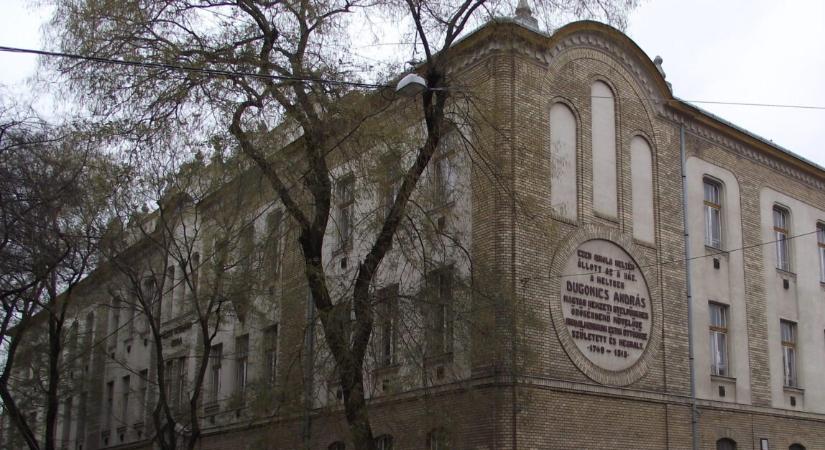 Atvenné az állam a szegedi Wesley iskolát