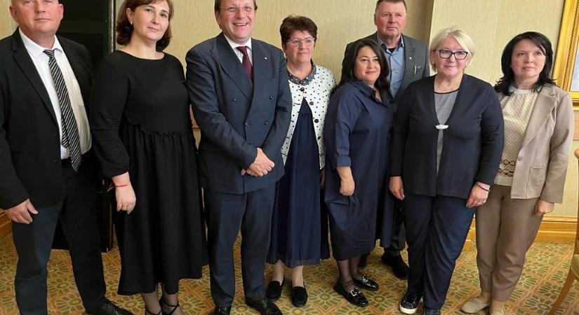 Várhelyi Olivér Kijevben tartott megbeszélést a kisebbségi vezetőkkel