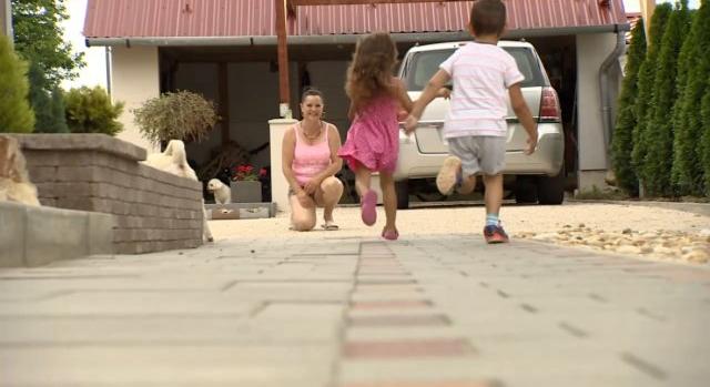 „Beköltöztek a szívembe, ahogyan a házba is” – ahhoz, hogy minden gyerek családban nőhessen fel, még kétezer nevelőszülőre lenne szükség