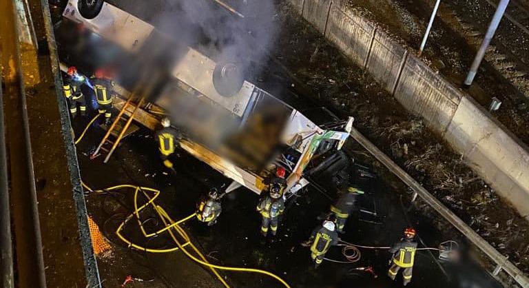 Lezuhant a vasúti felüljáróról egy busz Olaszországban, 21 utas meghalt