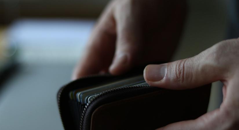 10 éven át, összesen 135 alkalommal csipegetett anyósa bankszámlájáról egy férfi
