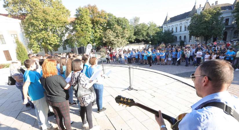 Gyermekek dala zengte be a Béla király teret Szekszárdon (videó)