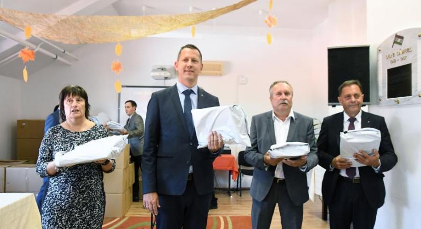 Totális ellenőrzést akar a Pintér-féle belügy, az iskolák ezután csak állami jóváhagyással fogadhatnak el magánadományokat