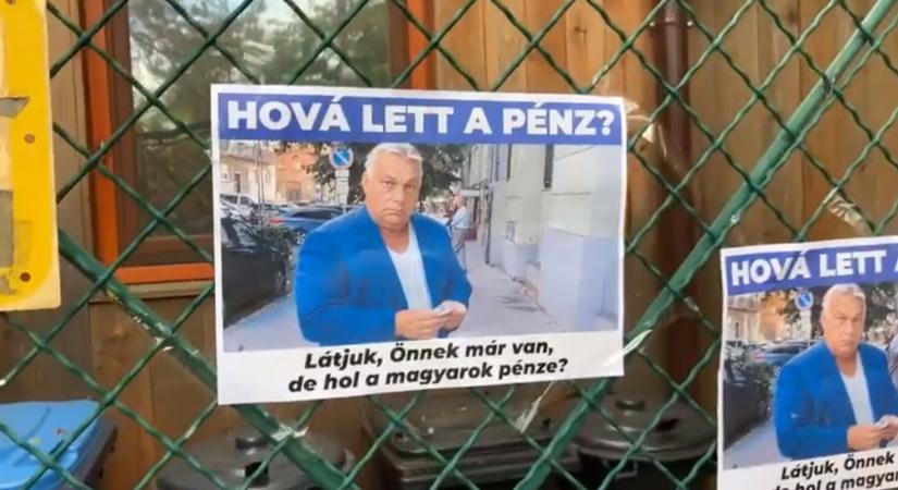 Pénzt számoló Orbánnal ragasztották tele a miniszterelnök házát