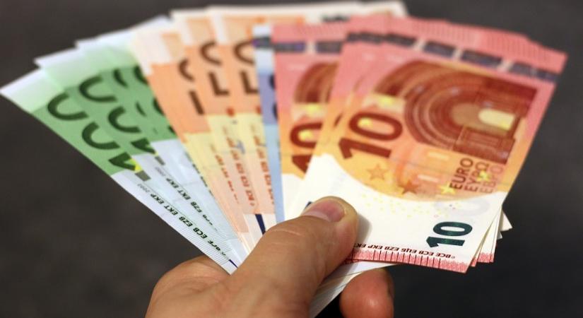 Kerüld el a mai nap a valutaváltót! Már 390 felett az euró
