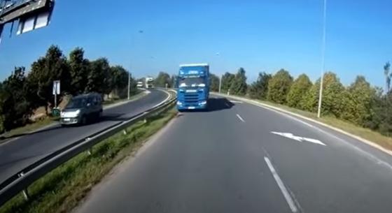 Egy kamion érkezett most szemből a 87-es úton ott, ahol már több baleset is volt hasonló okból - videó