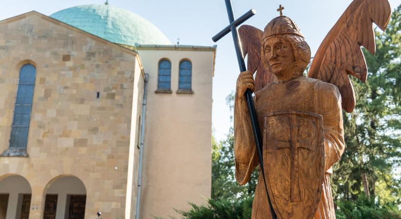 A halálból élet születik – Püspöki áldást kapott Szent Mihály arkangyal Pécsi Köztemetőben felállított szobra