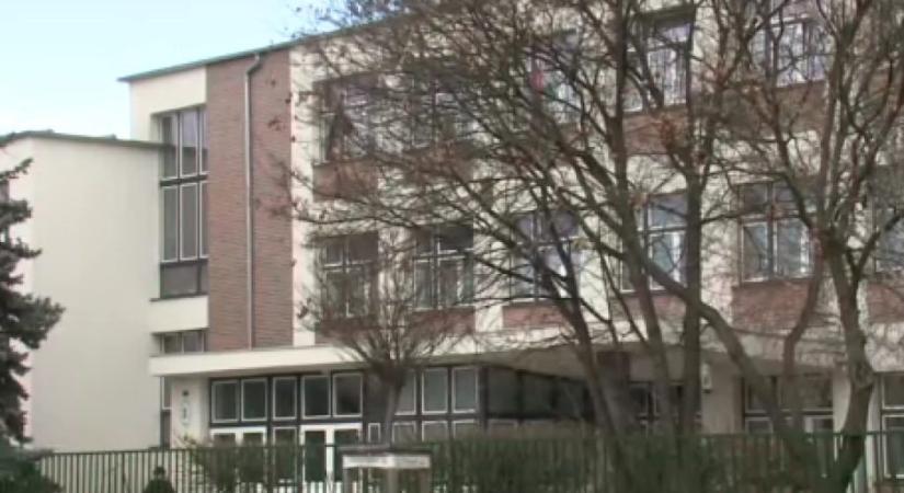 Felfüggesztettet kértek a mogyoróallergia miatt Újpesten meghalt hatéves kisfiú tanárnőjére