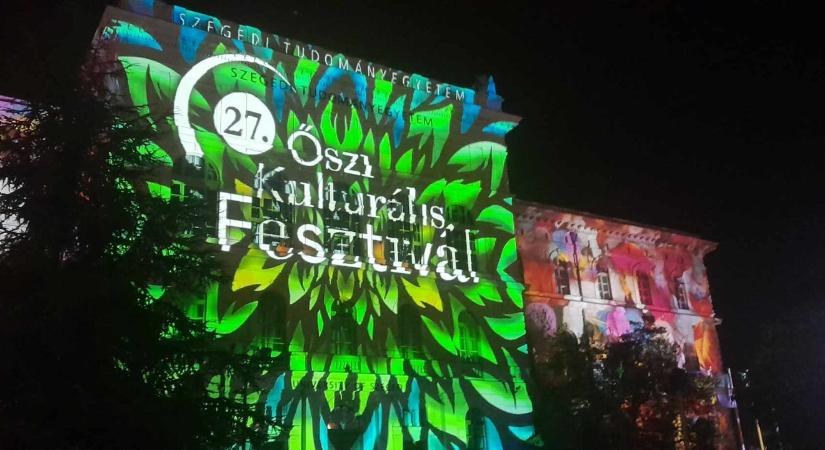 Elkezdődött a 27. Őszi Kulturális Fesztivál – színkavalkádba borult a Rektori Épület (Galéria)