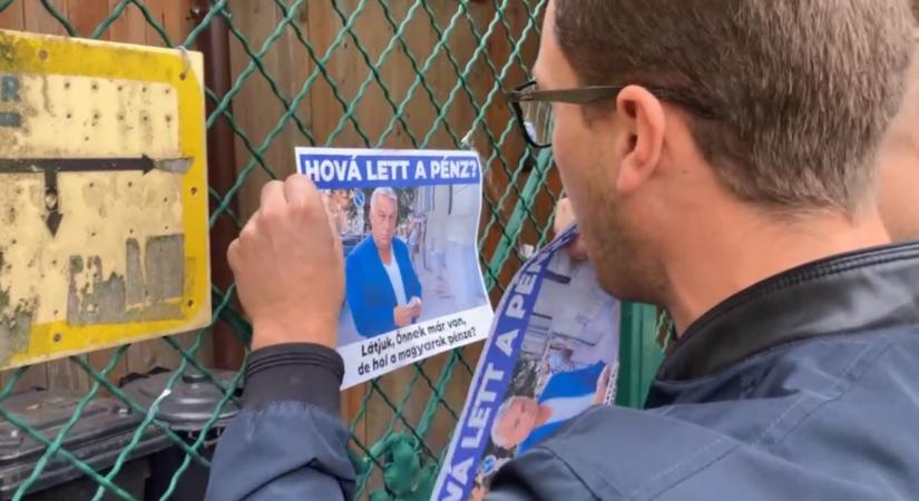 „Hová lett a pénz?” – ellenzéki politikusok akcióztak Orbán Viktor házánál