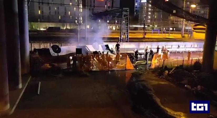 Vasúti sínekre zuhant, majd kigyulladt egy busz Velencében – több mint 20-an meghalt