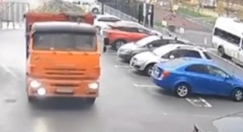 Elszabadult egy kövekkel telepakolt teherautó, aztán jött a váratlan fordulat - videó