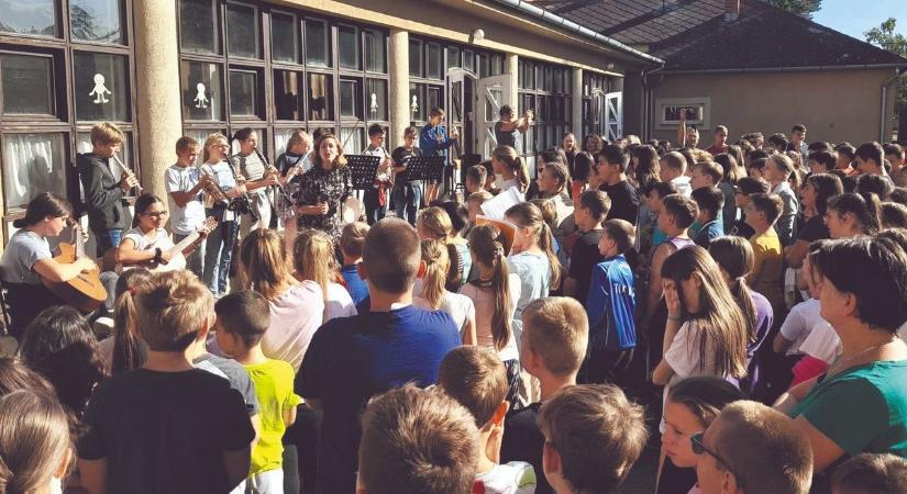 Több száz gyerek énekelt egyszerre a Bárdos-iskolában