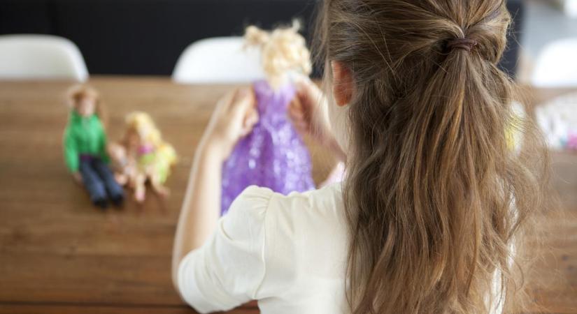 Megtiltottam a családomnak, hogy ajándékokat vegyenek a lányomnak. Ezért kértem azt, hogy inkább pénzt küldjenek