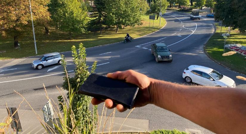 A 82-esre repült a motoros telefonja, véletlen szerencse, hogy visszakapta