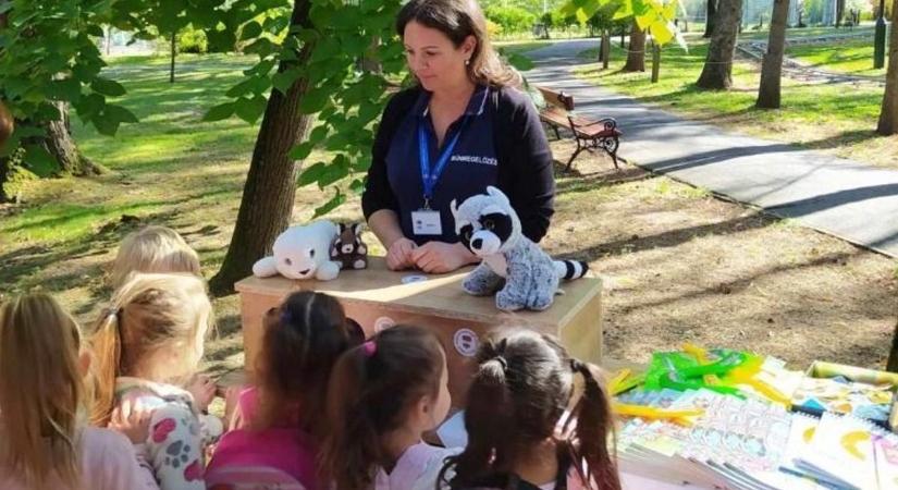 A felelős állattartásról tanulhattak a debreceni gyerekek, ajándékokat is kaptak a rendőröktől