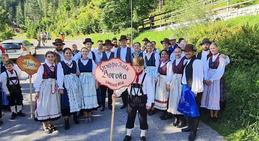Az olasz hegyek között is fellépett a barcsi Boróka