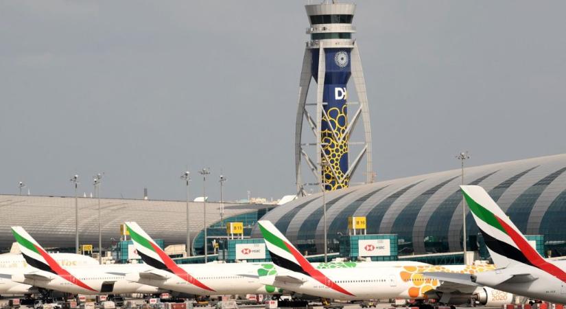 Egy év börtönt kapott Dubajban egy fiatal nő, mert egy megalázó ellenőrzés során megérintett egy biztonsági őrt