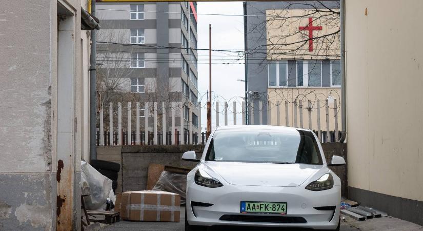 Új biztonsági funkció: ütközés után villogtatnak a Teslák