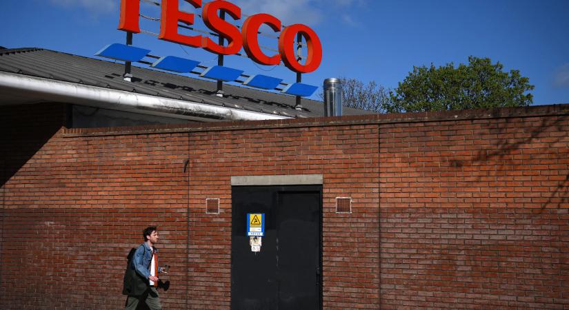 Már biztonsági üveg mögé kell rejteni a Tesco dolgozóit
