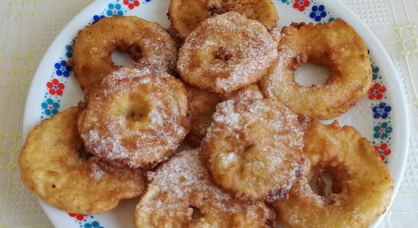 Könnyű desszert ebéd után: fahéjas fagyival tálalva a legfinomabb a bundás alma