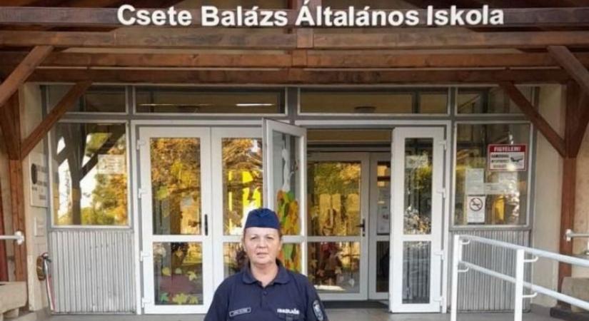 Iskolaőr küzdött egy rosszul lett diák életéért a jászkiséri iskola udvarán