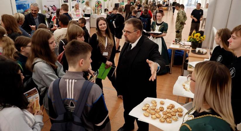 Két nap alatt ötezer fiatalt várnak a csabai pályaválasztási vásárra – galériával, videóval