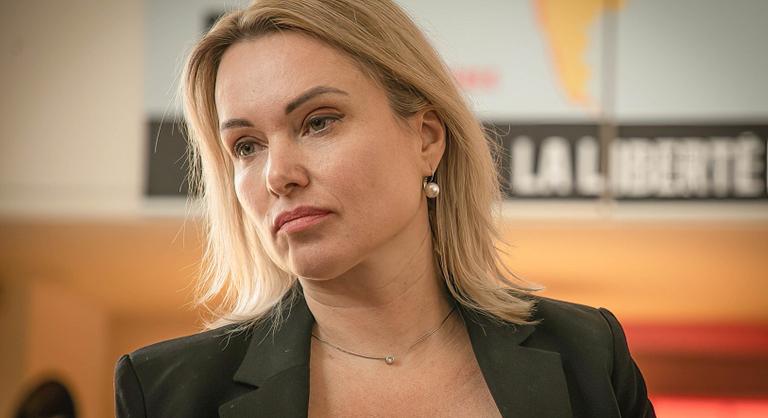 Nyolc és fél év börtönt kapott az újságírónő, aki gyilkosnak nevezte Putyint