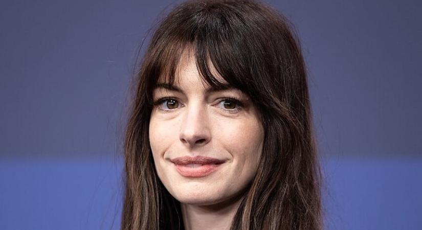 Anne Hathaway megmutatja, hogyan edd a muffint úgy, hogy ne legyen habos az orrod – videó